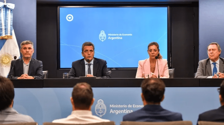 Flavia Royón, quien fue secretaria de Energía en la gestión de Massa, competirá por una banca en el&nbsp;Senado