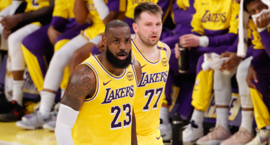 La venta de los Lakers confirma el auge del negocio deportivo&nbsp;mundial