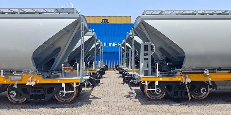 Argentina importa para exportar más: 225 nuevas tolvas ferroviarias llegan para destrabar un cuello de botella histórico del campo y amplían la capacidad para llevar granos a los&nbsp;puertos